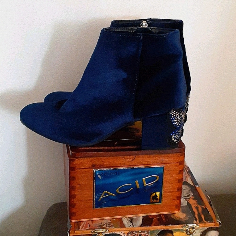 Libby Edelman velvet heels